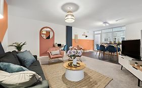 Corinium Lodge - Town Centre Apartment